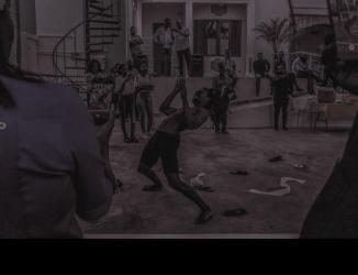 Performance that questions borders and explores how we can overcome the limits they impose on us, the impediments they pose to satisfy basic desires and needs, such as sharing, living together and getting to know each other. 